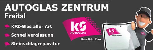 Auf einem Banner für das „Autoglas Zentrum Freital“ ist eine Comicfigur zu sehen, die eine Glasscheibe hält. Daneben wird für Dienstleistungen wie Autoglasreparaturen, Schnellverglasung und Steinschlagreparatur geworben. Das Logo zeigt „KS Autoglas“ in rosa-weißem Design.