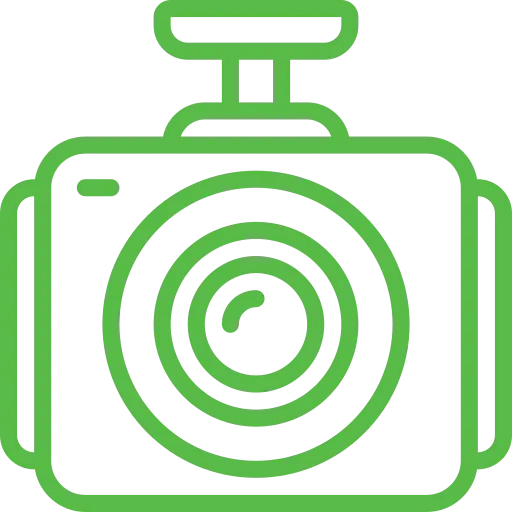 Abbildung eines grünen Umrisses einer Kamera von vorne, die an die minimalistische Ästhetik von Reifenhaus Freital erinnert. Das Design ist einfach, mit einem Kreis, der das Objektiv darstellt, und einem kleineren Kreis in der Mitte. Eine rechteckige Form oben simuliert den Auslöser.