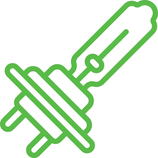 Umriss eines grünen Autoscheinwerfer-Glühbirnensymbols auf transparentem Hintergrund. Das Design weist die Form einer Halogenlampe mit zwei Zinken an der Basis auf, die normalerweise verwendet wird, um Fahrzeugbeleuchtungskomponenten zu symbolisieren.