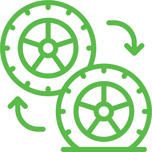 Grünes Symbol mit zwei ineinandergreifenden Zahnrädern und Pfeilen, die Bewegung anzeigen. Die Zahnräder haben sternförmige Speichen und sind durch rotierende Pfeile verbunden, was Bewegung und mechanische Prozesse suggeriert.